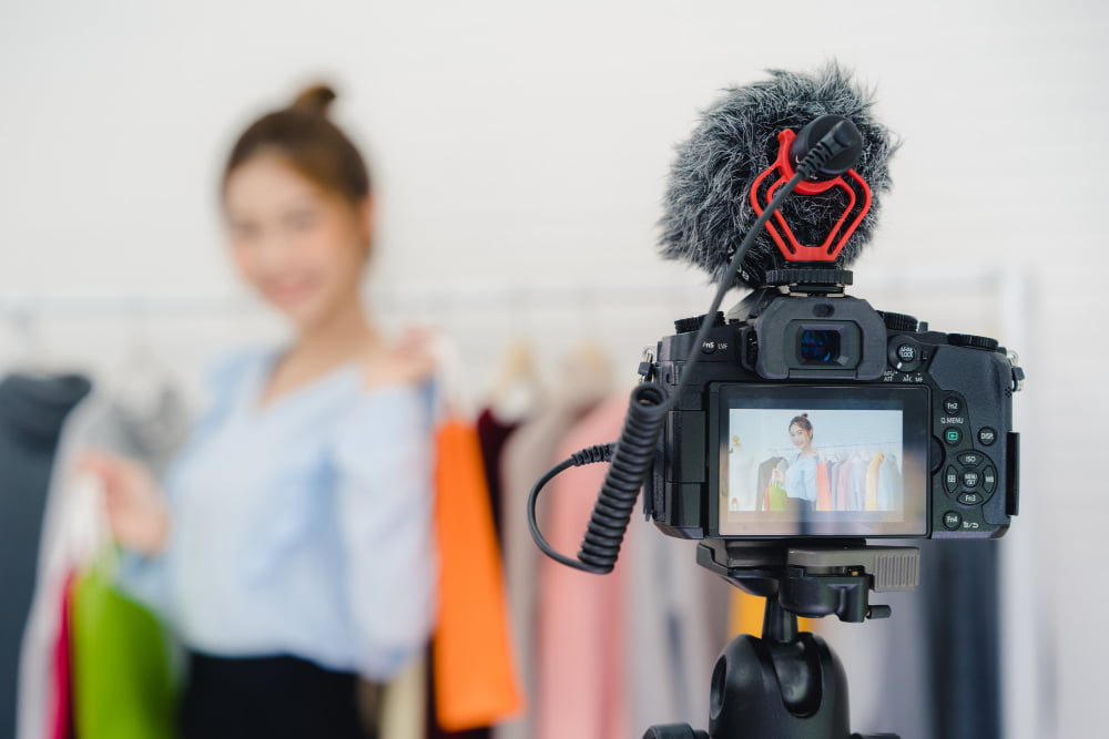 Como se tornar um profissional de produção de vídeo? 3 asian fashion female blogger online influencer holding shopping bags lots clothes