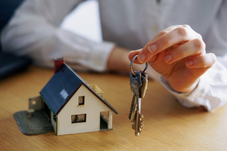 Como ser um corretor de imóveis de sucesso: Iniciar sua carreira no mercado imobiliário 1 closeup shot person thinking buying selling house