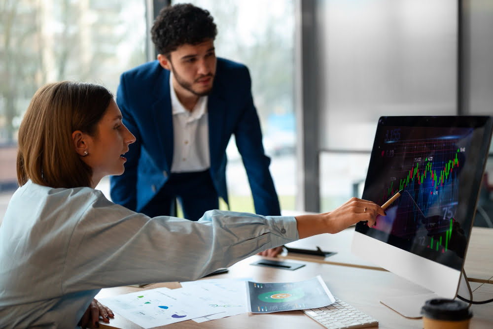 Itens para Escritório: Ambiente de Trabalho Produtivo 1 pessoas no escritorio analisando e verificando graficos financeiros