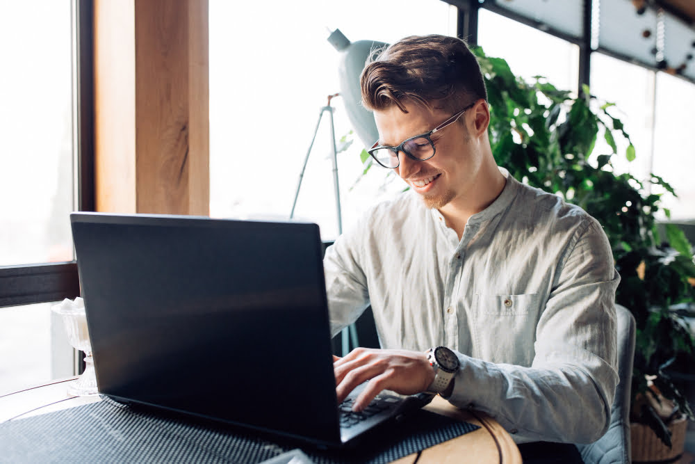 Trabalho Remoto: Como a Internet ajuda na Forma de trabalhar 3 homem feliz trabalhando pelo notebook