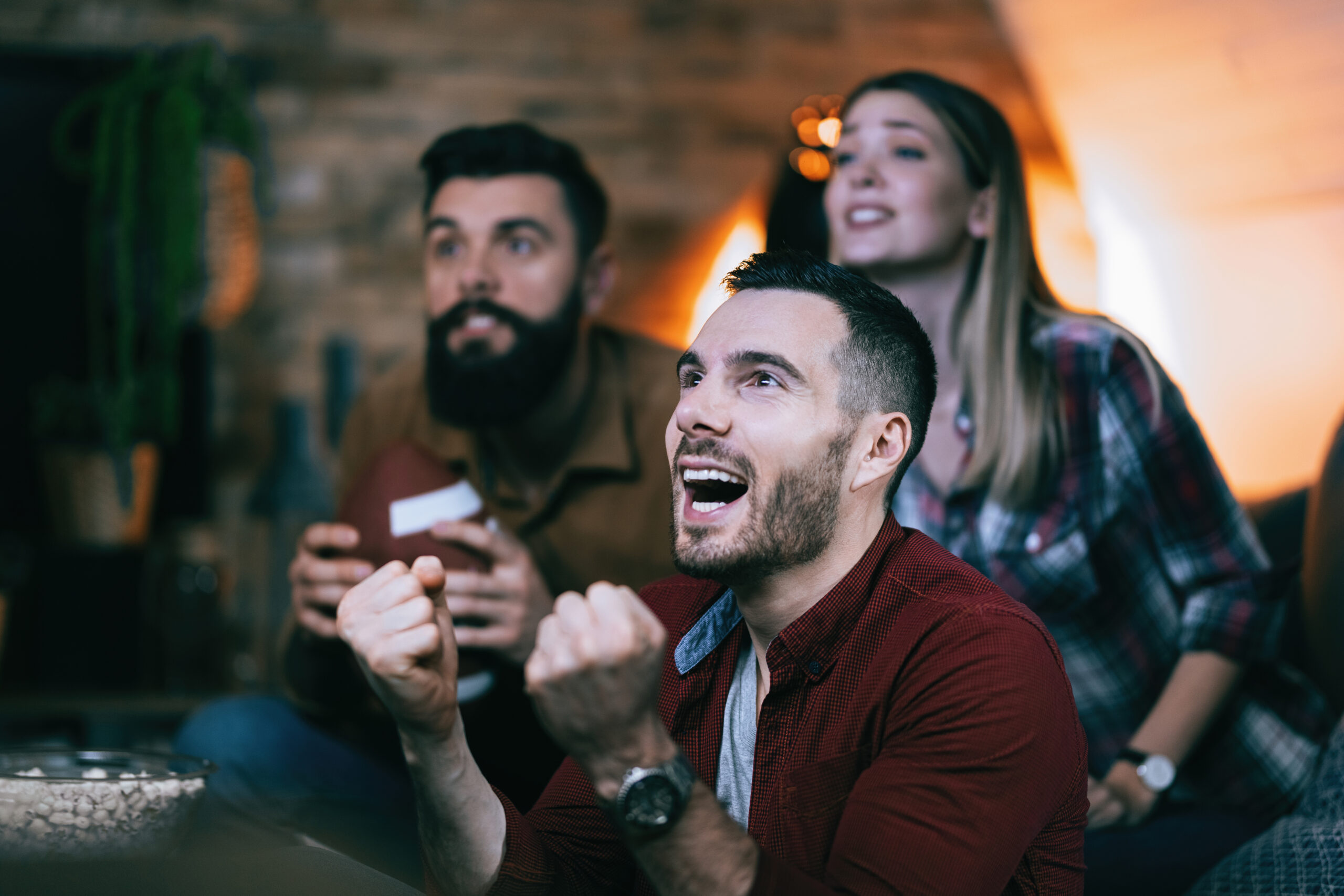 Melhores Lugares Para Curtir o Happy Hour 2 amigos apostando scaled